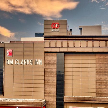 Om Clarks Inn Raebareli Eksteriør billede